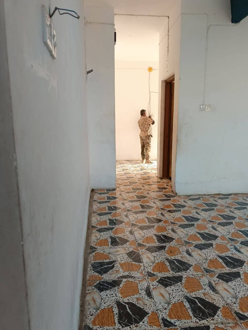 شقه للايجار 100 حي الوفاء شارع عشرين  غرفتين وصاله ومطبخ مفتوح سطح مرتب خط مولد *********** النجف, العراق
