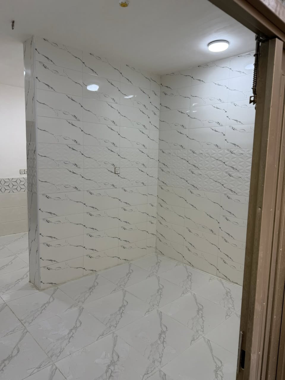 بيت للبيع ٥٠متر طابق ونص بناء طابوك مجمع الغدير خلف الفيزه التركيه
غرفتين نوم 
صاله 
حمام عدد ٢
مطبخ 
***********
