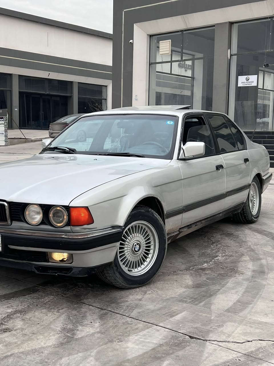 سلام عليكم ورحمة الله وبركاته
للبيع بي ام 730 موديل 1992 مكينه 8 سلندر 
سياره حلوه ماناقصها شي احله من صور 
ملاحضه ضربه بسيطه بدايت الجاملغ اليمين شرط بدون داخل
سياره بسمي شرط التحويل
تدفئه شغاله 
تبريد شغال 
كير ومكينه خير من الله 
تايات سياره جديده
طخم امامي جديد
طخم خلفي جديد 
لايت زنون 
غرفه نضيفه صاج ملكي 
سلايت شغال 
سياره ماناقصها شي مكاني موصل السعر 60 وبيها مجال للاستفسار ***********/***********
