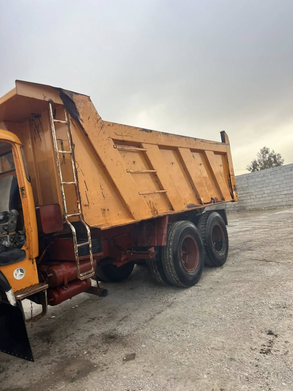 السلام عليكم ورحمة الله وبركاته سياره لبيع موديل 79ام لغوه كير جديد مكينه خير من الله تايرات تخم رقم بغداد نكليزي السعر 32 وبيها مجال رقم الهاتف***********
