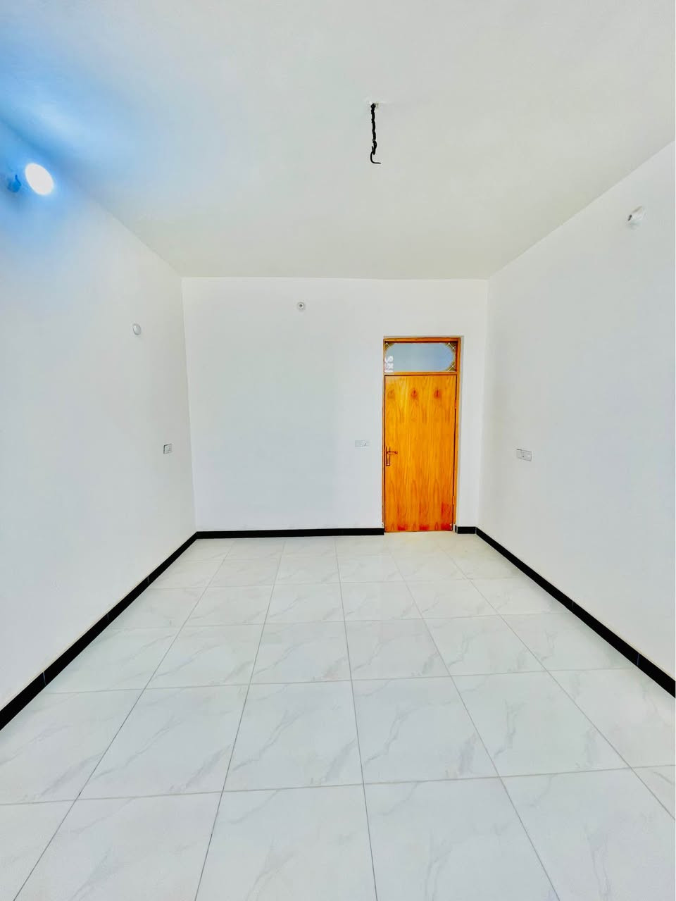 سلام عليكم 
بيت لليجار 
المساحه ١٠٠ م   البيت جاهز من كلشي 
العنوان النجف شارع الحولي مقابل ملحق قريه الغدير 
سعر اليجار ٢٠٠ الف 
*********** النجف, العراق
