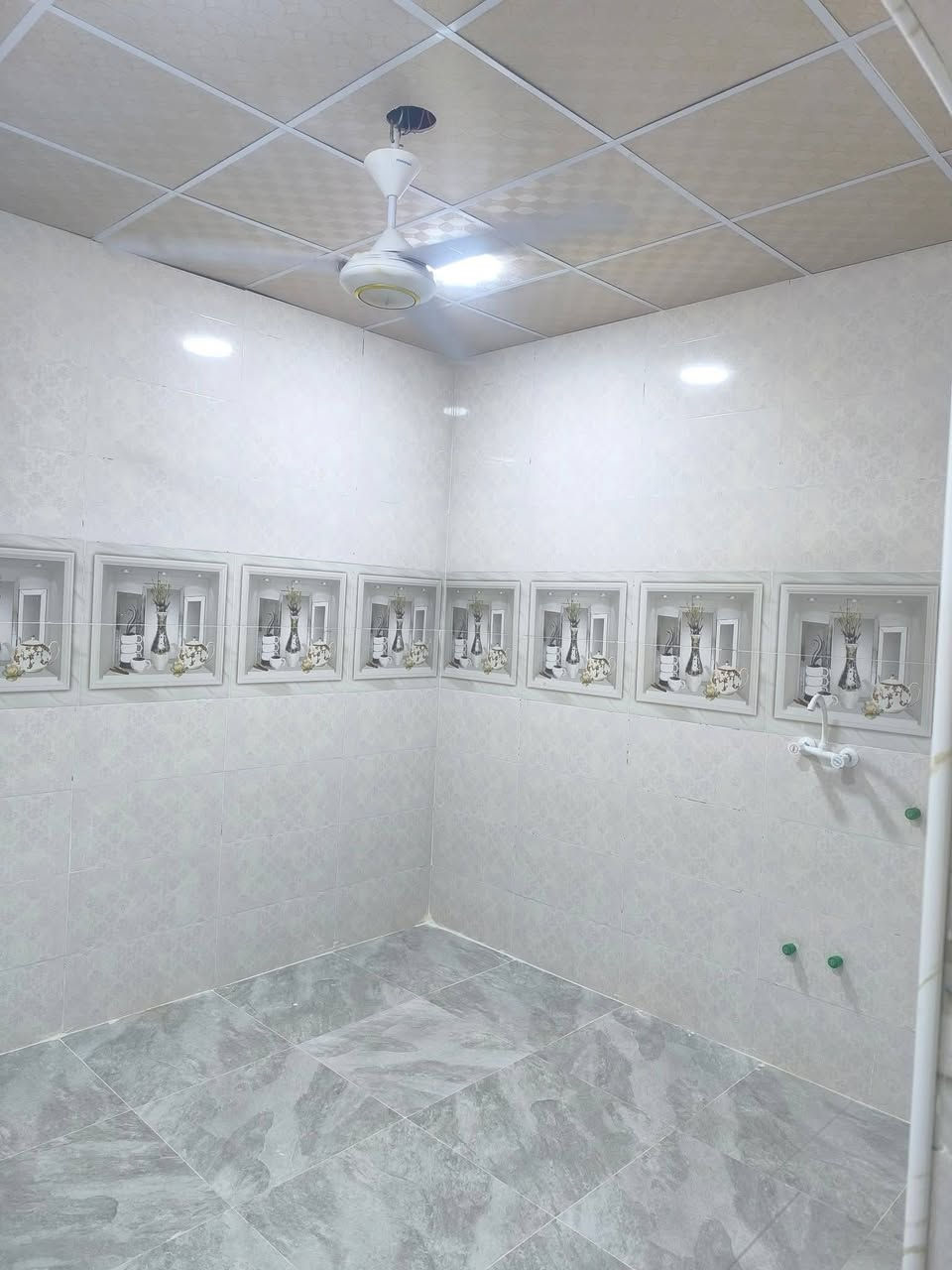 شقه جديده  بلفداء شارع ابو لبنان 100 متر تتكون من استقبال وغرفه ومطبخ وحمام تواليت وبيتونه وصطح 
السعر الايجار 300 الماء والكهرباء والامبيريه عليه
تانكي وماطور  وكيزر  ومراوح اربعه ومغسله وخلاطات 
للاستفسار اكثر ***********
