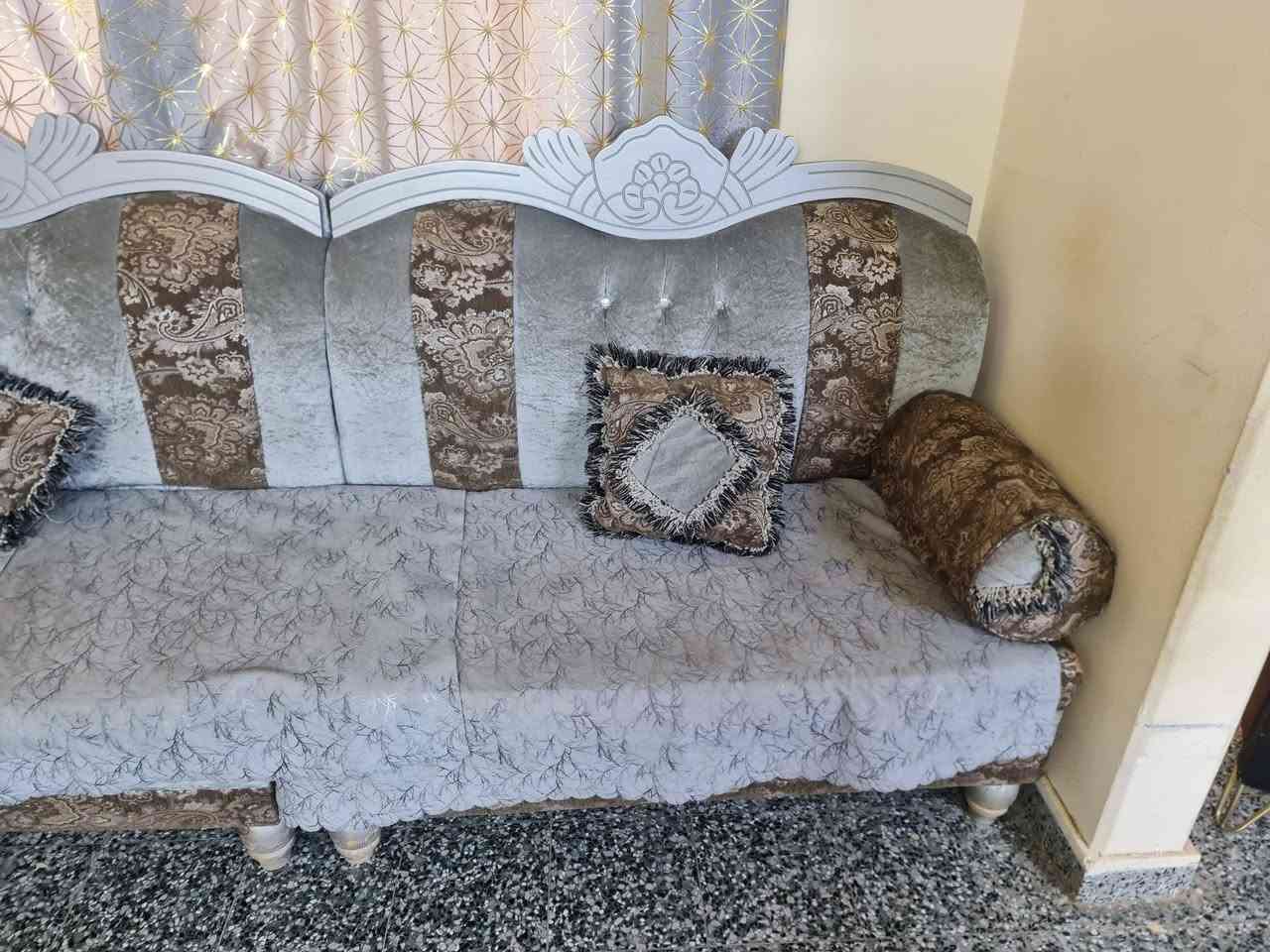 السلام عليكم ........

ديوان 6قطع وربط ثنين نظيف نظافه 80/100 السعر 200 وبي مجال للاستفسار الاتصال ***********
