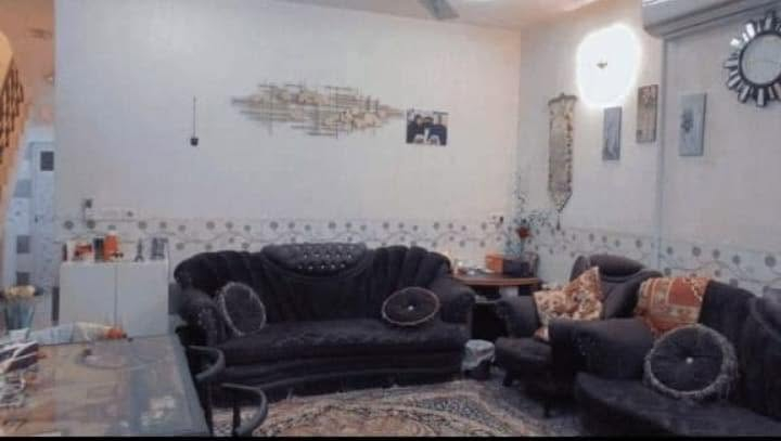 السلام عليكم بيت للبيع مساحه 125 متر  حي الرشيد قرب مصرف الرشيد موقع جداً جميل  يبعد عن الشارع العام ثلاثه افرع  
للاستفسار والتواصل على الرقم ***********
