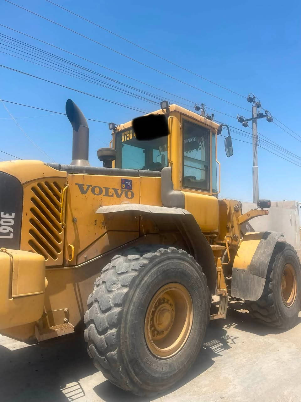 ڤولڤو 2003 L90  مكينة شوية بيها بخار  و تكر و جير بشرط  رقم و سنوي اربيل سعر 380 ورقة بيها مجال
***********
