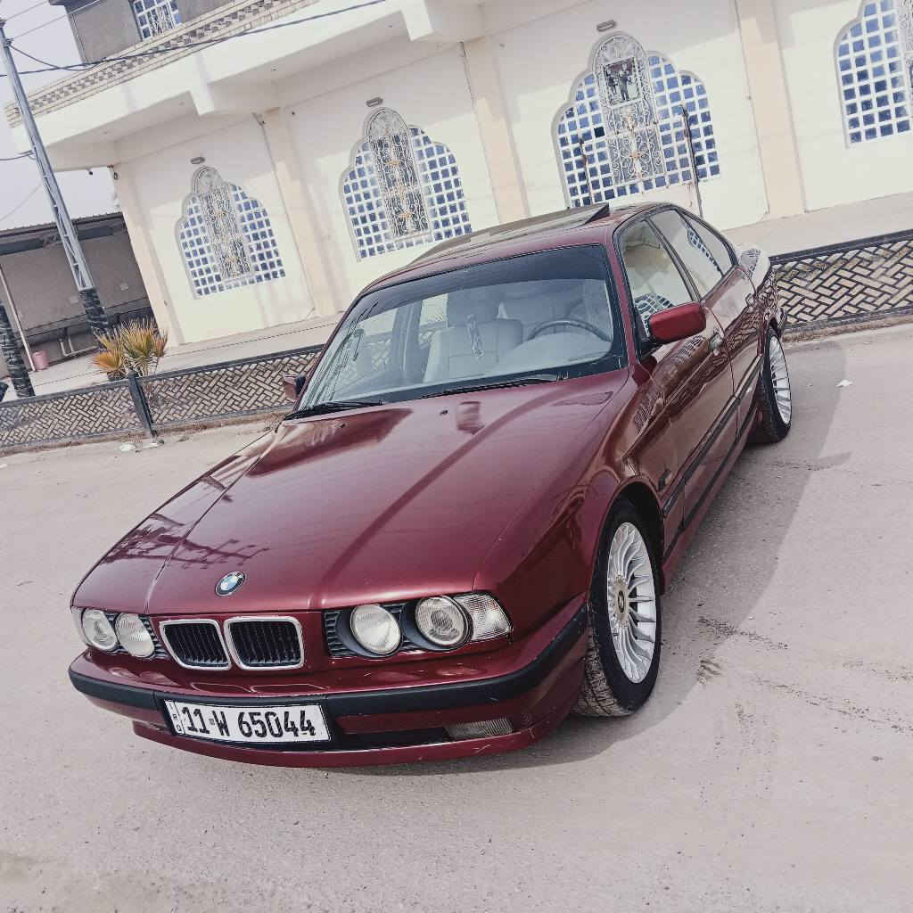 السلام عليكم للبيع بي ام 525اصل  مسكر عدل بجم عاريض رقم بغداد دولي بسمي سيار جاهز ميكينه وكير جديد كهرابيات كله شغال غرفه كهربايه جلد ابيض ويل حجم   17لبينا   جديد مري MدوسM السيارة مكفوله من الغيا س والضربه مكان كربلاء العسر 70 وبيها مجال***********
