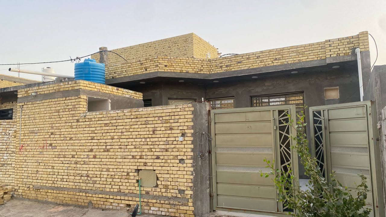 بيت للبيع مساحه 250 متر طابو اسهم
3غرف وصاله ومطبخ واستقبال وصحيات داخليه وخارجيه
بناء 2024 
 مكانه نهايه شارع السفينه قرب مدرسه الواثق
السعر 148
***********
