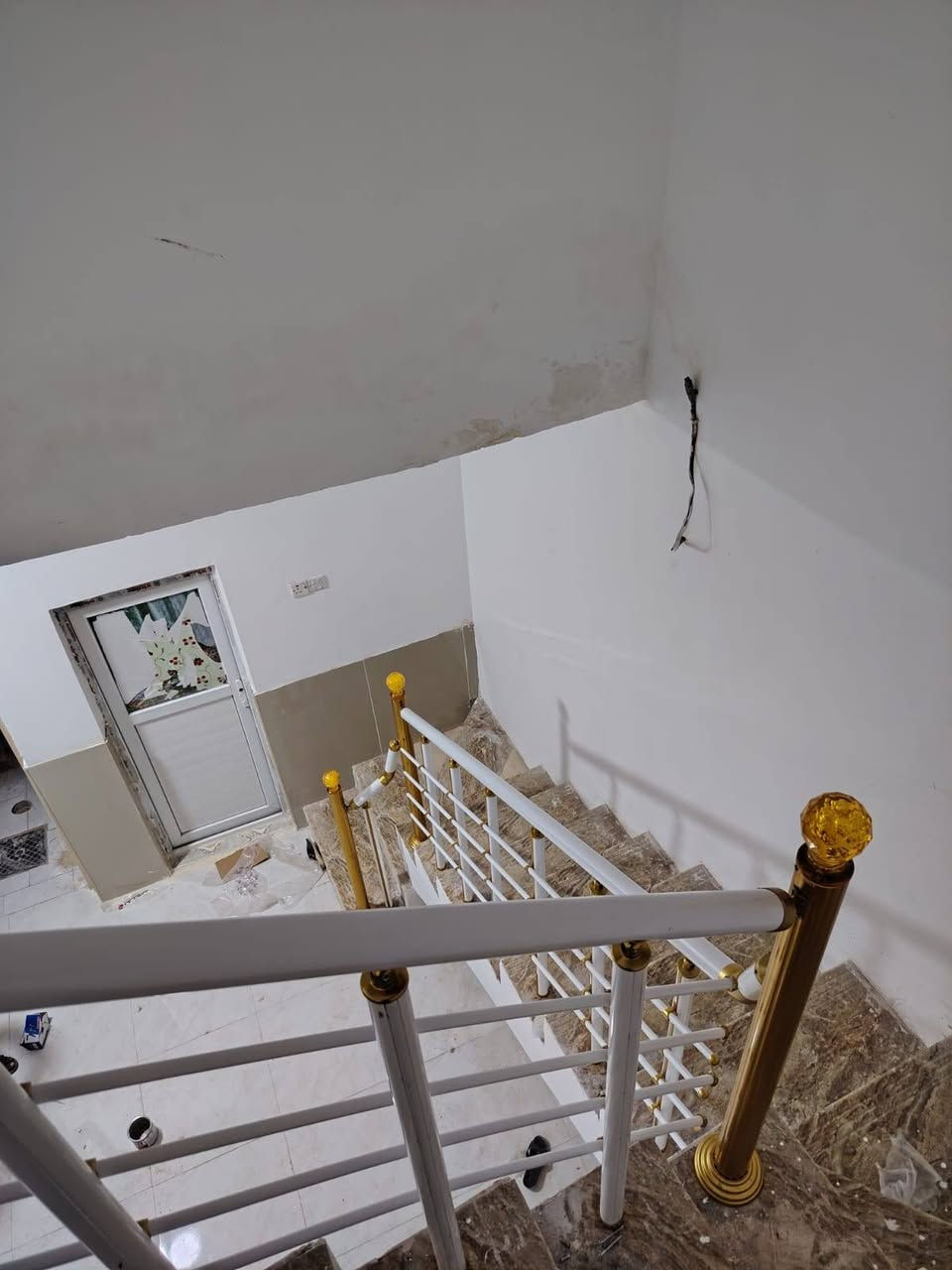 ***********
محجر المنيوم ابيض وذهبي
