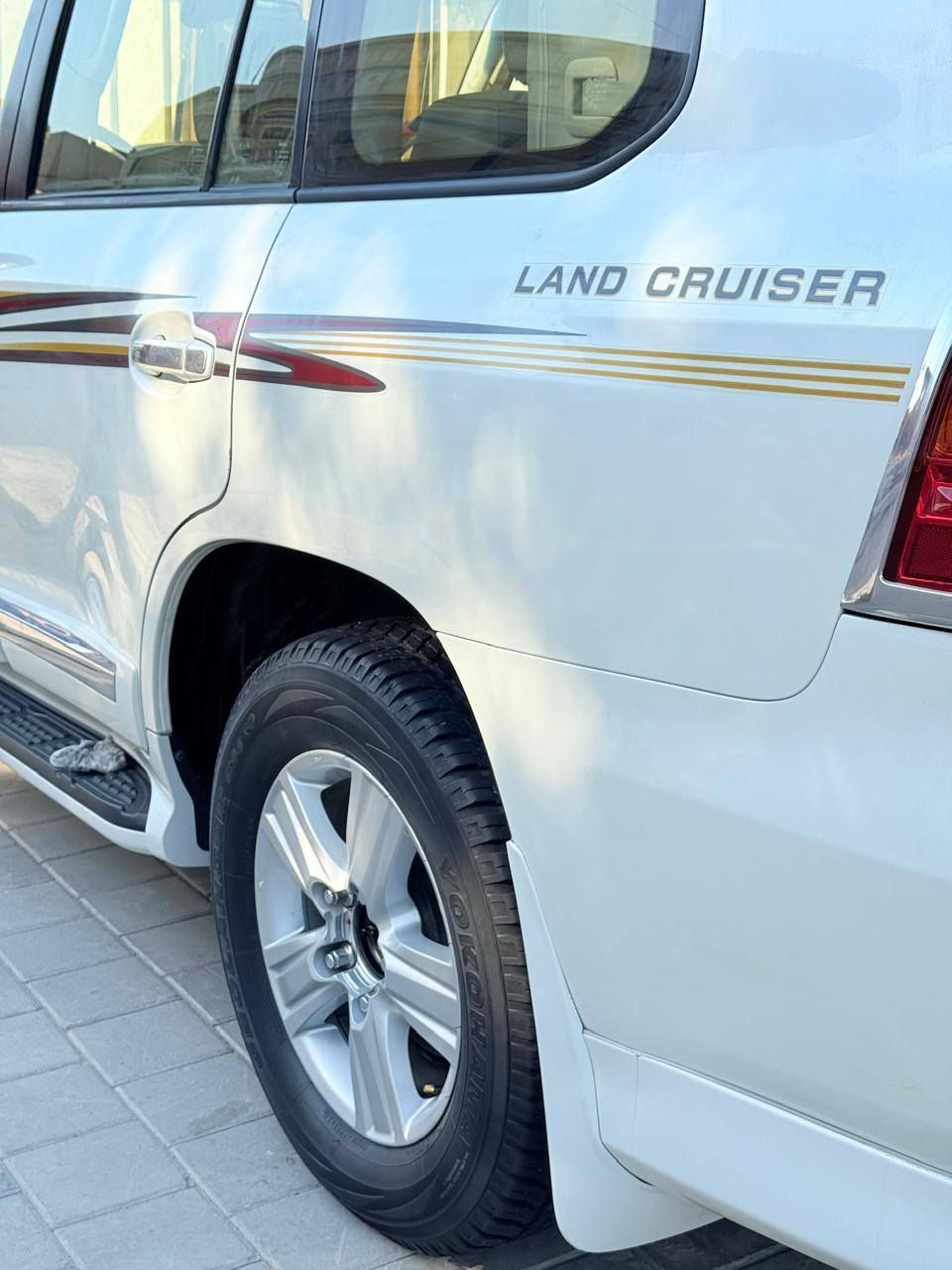 سلام عليكم
تويوتا لاندكروز 
موديل 2013 
السياره جديد جدا 
أخت الزيرو ماشيه 73 ألف 
حقيقي شرط الفحص استخدام شخص واحد فقط من 2013 لحد الآن مكينه 8 أسلندر 4600  مكفولة كفاله عامه من كلشي 
مواصفات شركه ساز باب أول 
رقم اربيل الدولي تحويل ثاني يوم 

السعر عند الاتصال 
الهاتف ***********
مكان السياره بغداد شارع فلسطين
