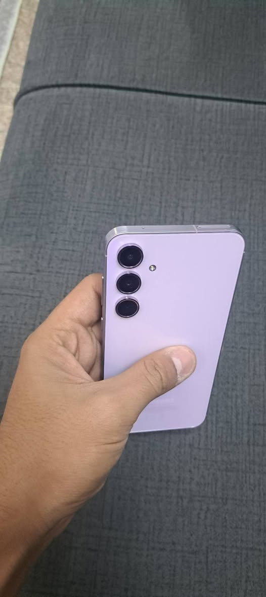 سلام عليكم
Samsung A55لبيع 
ذاكره :256\8
بطاريته :5000 شحن سريع 
شاشه: 120Hz 
الجهاز شخط مابي اي عيوب بل جهاز مابي 
الجهاز مكفولل اي زلغ ماكو نضيف حيلل مستعمل قليل
يجي ويه الجهاز لزكه وكفرات عدد 2 وشاحنه اصليه مال سامسونك نفسها 45W للبيع سعره 275 الف
مكاني بغداد الكريعات  ***********
