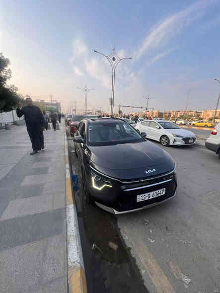 السلام عليكم كيا نيرو هايبرد تنسى البانزين موديل 2023 للبيع لون رمادي 
السيارة فوول اعلى موصفات  بالنيرو sx حتى الكتلوكات وياه كلشي يجي بالك بيها اسلايت 
فتحة
بصمة 
اشارة ترحيب عند الاقتراب من السيارة 
كشنات تدفئة تبريد 
كشن خزن ذاكرة 
والستيرن تدفئة تبريد 
تبريد قطعتين 
حساسات امامي خلفي 
شاشة حجم ١٩ كبيرة
 اتو هولد
هند بريك بصمة
مري شفط 
مري قلاب وية البك 
جنطة كهرباء 
جنطة شفط الصندوق ذكي يفتح عند الاقتراب منه  بالذكاء تلقائي 
تشغيل عن بعد
ماشية 35الف Km
دخول جديد بيها بنيد مبدل بلادي والباب والجاملغ ع بارد مرشوشات بلادي
رقم الموبايل***********
السعر 155وبيها مجال
