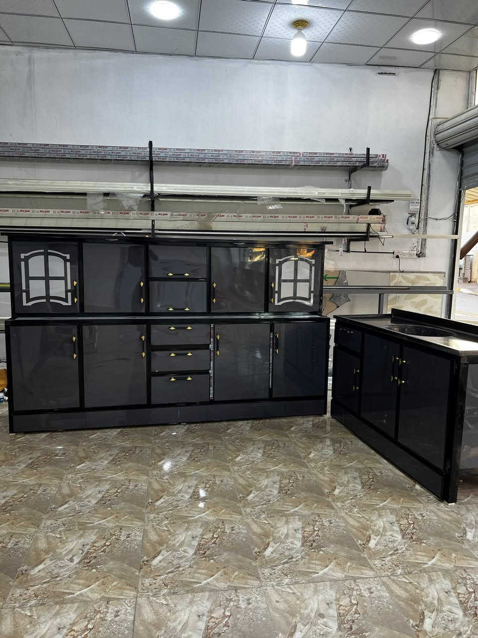 كاونتر قياس مترين ونص
سنك مرمر متر ونص 
الارضيه والسقف والرفوف كامل بنل 
مع حجل قلاب 
مع شفقه واناره 
سعر 500 الف 
تواصل ***********
