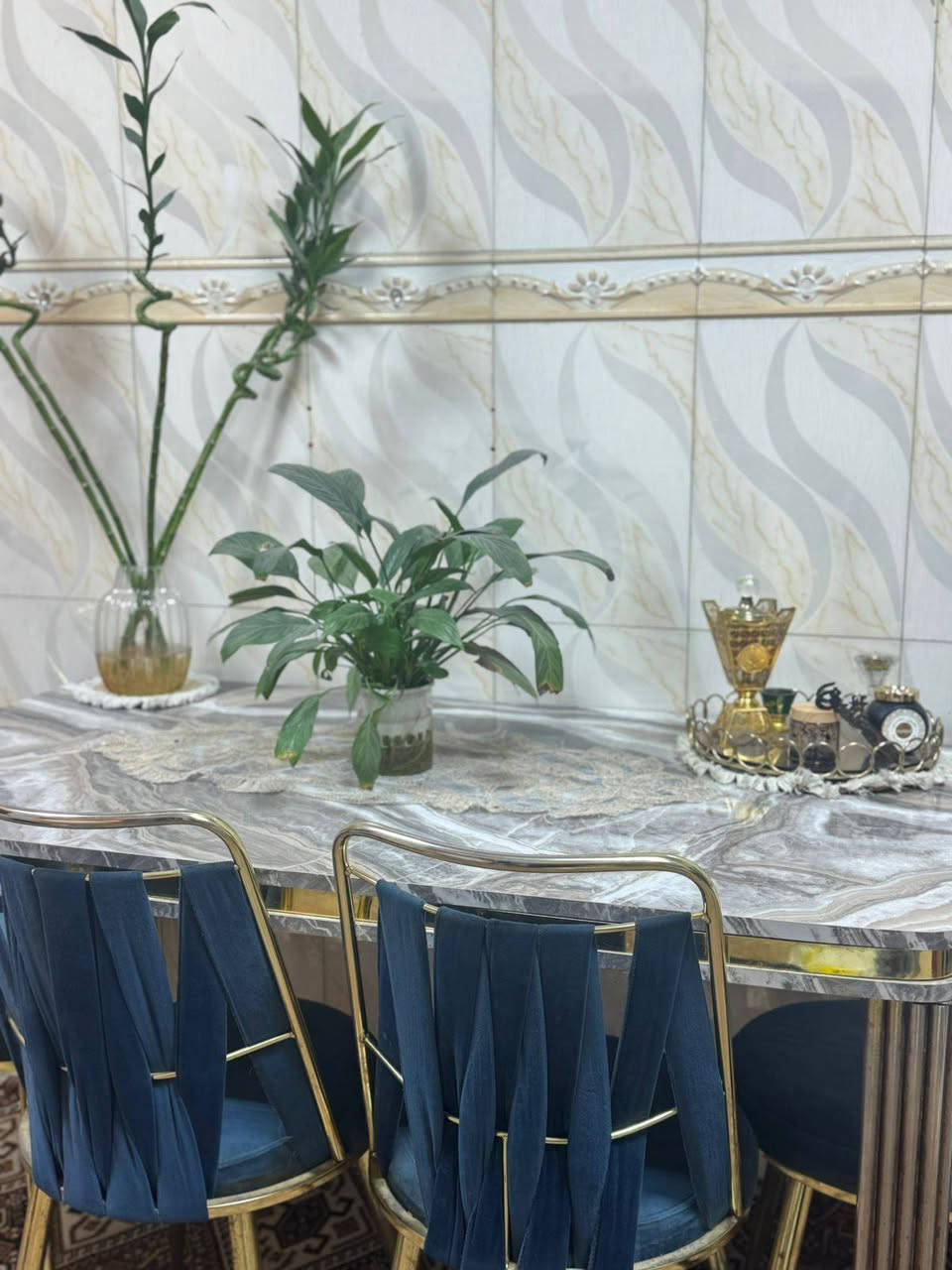 السلام عليكم عندي ميز طعام أربع كراسي للبيع العنوان  بصرة سجن حمدان  الرقم واتساب ***********
