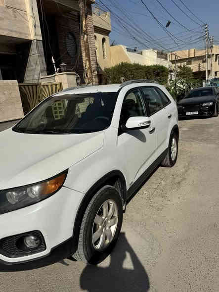 السلام عليكم 
 كيا سورينتو 2013، وارد كندي، بدون أيرباك، بحالة جيدة. السيارة لديها حادث بسيط موضح بالصورة، يشمل صبغ دعامية وبنيد وجاملغ.

*المواصفات:*

- محرك 6 سلندر 3,500
- 7 راكب
- 3 قطع تبريد
- تحكم مقود
- مانع انزلاق
- شاشة وكاميرا
- تدفئة مقاعد
- فور ويل
- رقم بغداد
- حدادة صدر وتايرات ومنظومة تبريد جديدة
- الكير والمحرك مكفولات

*الحالة:*

- السيارة بيها تكشير بسيط وهذه بكل السورنتو تحتاج إلى عناية بالكشر فقط، الدواخل كله جديد.

*السعر:* 153$ قفل

*للتواصل:* ***********
السياره موجوده ببغداد الدوره
