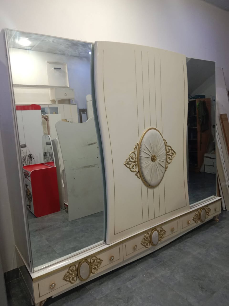 غرفه نوم فخمه 9 قطع للبيع مع شد ونقل ودوشك سعر 500 للتواصل ***********
