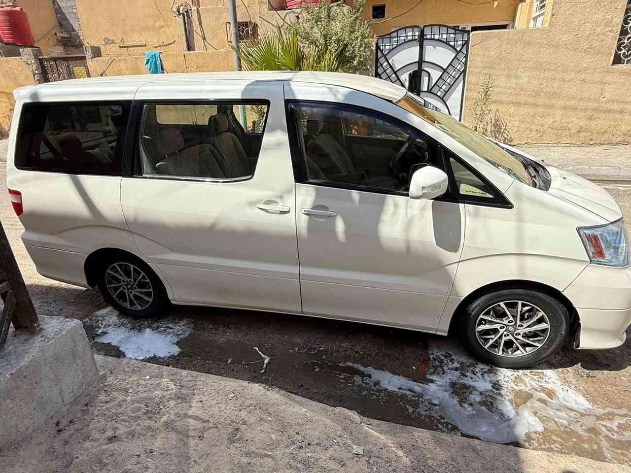 السلام عليكم 
تويوتا الفارد ٧ راكب موديل ٢٠٠٤ بأسمي رقم بصره انكليزي سنويه لل٢٧ تحويل ثاني يوم 
مكانها بصره مطيحه
مكينه ٤ سلندر 
مكينه كير  تبريد ٣ قطع سياره جاهزه بدون ضربه 
طخم تاير جديد حداديه جديده مشط جديد  باور جديد دواخل عسلي سياره جاهزه من الاخير 
السعر  ١٢٠ وبيها مجال للشراي 
للاتصال. ***********
