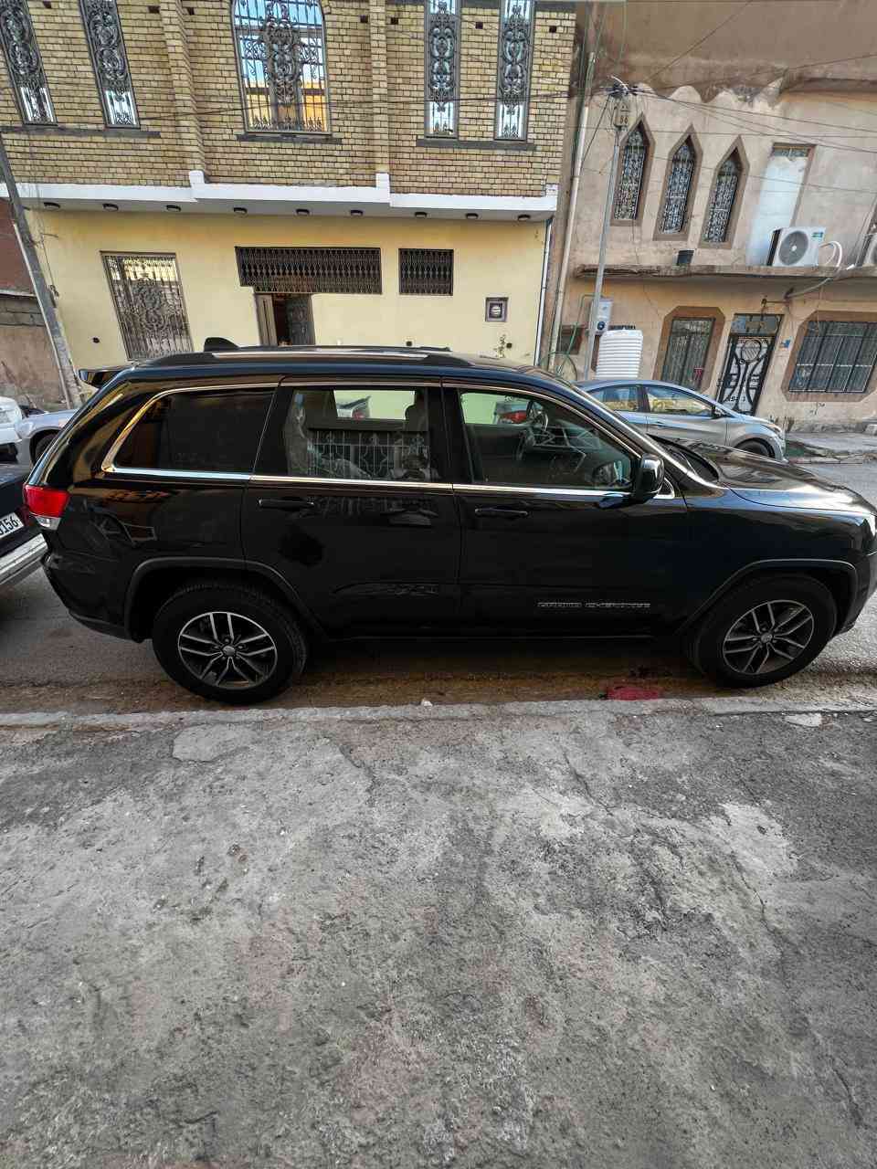 جيب كراند شيروكي
لاريدو 
2018 
حادثها موضح بلصور جاملق امامي فقط بدون ايرباك ودواخل 
تحكم مقود 
نظام اطفاء عند التوقف 
شاشة كبيرة كاربلي 
نظام ايقاف ذاتي 
كشنات مخمل 
جنطة كهرباء 
تشغيل عن بعد 
رقم بصرة جديد 
عنوان السيارة بصرة 
***********
السعر 215$
