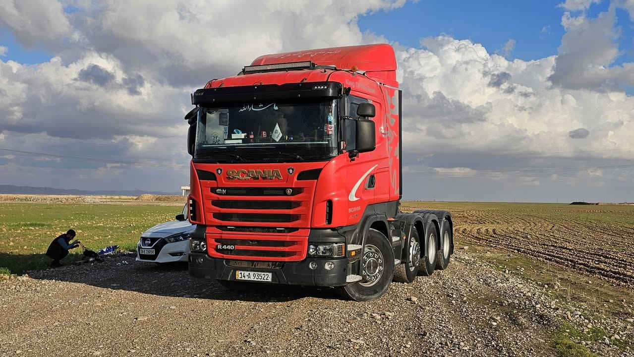 سكانيا اسرائيلية
رقم بصرة اصولي وبأسمي تحويل ثاني يوم 
شرط التحويل ونقل ملكية بأسمك شوكت متريد
راس تريلة بلادي باج بطن 
سكس مجموعة جوبلس وسنكل امامي دوار 
محرك R440 كير اوتوماتيك 
ماشية 683 الف 
تخم تاير جواهة
فول مواصفات 4 كاميرات وشاشتين
ثلاجة 
السيارة مربوطة قلاب وبالسنوية مذكور قلاب ومرتبة وجاهزة ماناقصهة اي شي حتى تانكي الهايدروليك كاملة من كل النواحي تربط وبوجهك للشغل 
السعر 375 ورقة 
عواني ديالى بعقوبة 
***********
