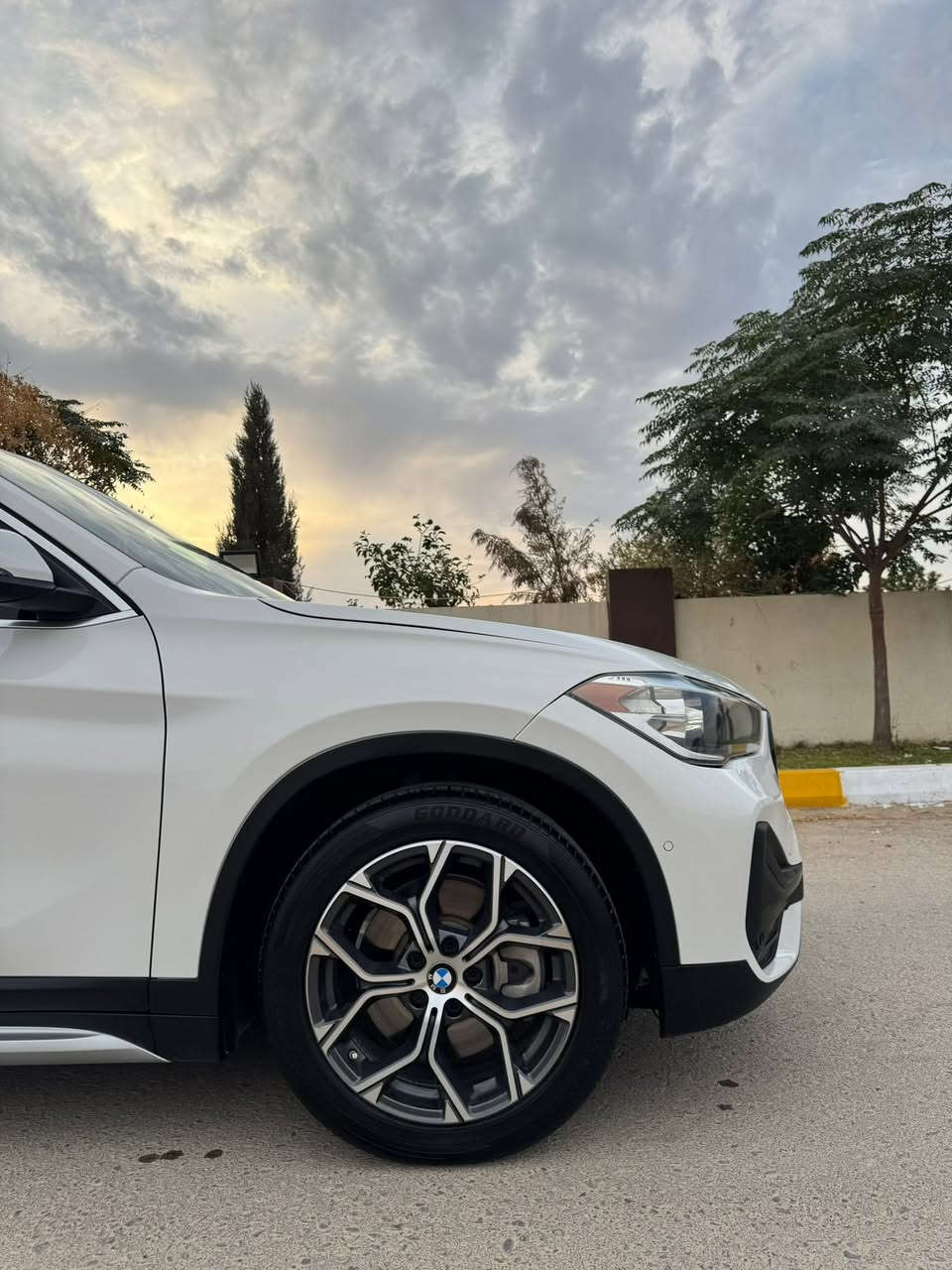 سلام عليكم بي ام X1 2021سياره نظيفه المواصفات فول الفول بانوراما كراسي خزن كراسي هيتر ستيرن هيتر الوان داخل متغير بلادي حجم محرك 28i 2.0توين بور توربو كلش قويه محرك والكير بشرط حساسات امامي خلفي رادار امامي صندوق شفط كاربلي مرايات شفط بيها هواي مواصفات احلا من صور بيها قطعتين صندوق و جاملخ خلفي شويه من البنيد حافه البنيد سعرها ١٨٠ بيها مجال بسيط الشراي يطبلي فقط ***********واتس بي
