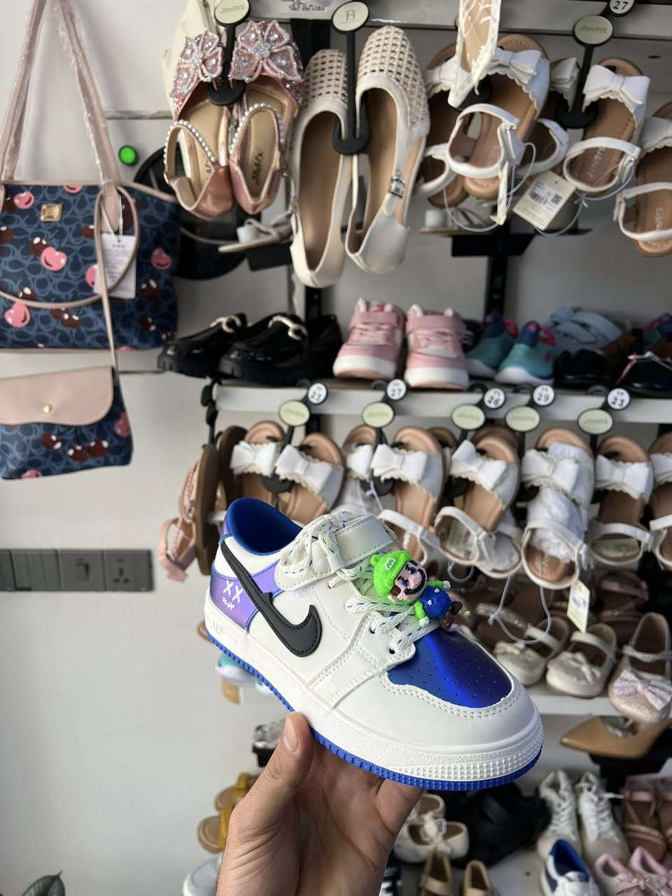 😎وصلتنا أقوى وجبة أحذية أطفال على الإطلاق 🔥
لكل أم تبحث عن الراحة والأناقة لطفلها 👶✨
اليوم نوفر لكم أحذية أطفال ماركات طبية أصلية 100% ✔️
مصنوعة من جلد طبيعي كامل بجودة عالية تحافظ على راحة القدم وصحتها طوال اليوم 🦶💙

🔹 موديلات حديثة ومميزة تنافس أكبر الأسواق
🔹 تصاميم كيوت تناسب البناتي والولادي
🔹 خفيفة، مريحة، ومثالية للمشي والحركة
🔹 جودة عالمية بأسعار ولا بالأحلام 💥

💰 وبسعر هو الأرخص على مستوى العراق والموصل
🔥 مقارنة بالسوق… الفرق واضح بالجودة والسعر!

لا تضيع الفرصة ❗ الكمية محدودة
سارع بالحجز قبل نفاذ القطع 🚨

📍 متوفر حالياً داخل المحل
📦 توصيل متوفر لجميع المناطق

#احذية_اطفال #ماركات_اصلية #جلد_طبيعي #موصل #العراق #عروض #اطفال #كيوت #جودة_عالية #ارخص_سع


**إذا كنت صاحب هذا الإعلان وتريد حذفه لأي سبب، رجاءا أرسل رسالة إلى الدعم الفني**