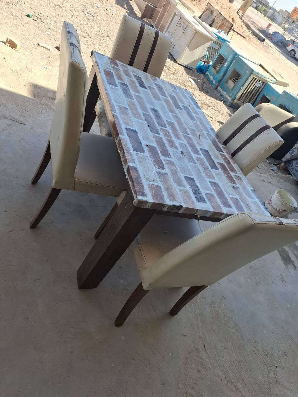 ميز طعام للبيع بسعر مناسب للتواصل 
***********

