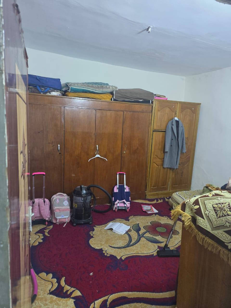 السلام عليكم بيت للبيع واسط حي الحكيم شارع علاء غريب يحتوي على غرفتين النوم وصاله واستقبال وصحيات وطرمه وكراج وحديقه مرقم من قبل البلديه كافه خدمات من ماء ومجاري وكهرباء المساحه 185 مساحه البيت البناء بلوك يبعد عن 150 السعر خاص المراجعه دلاليه سيد حيدر***********
