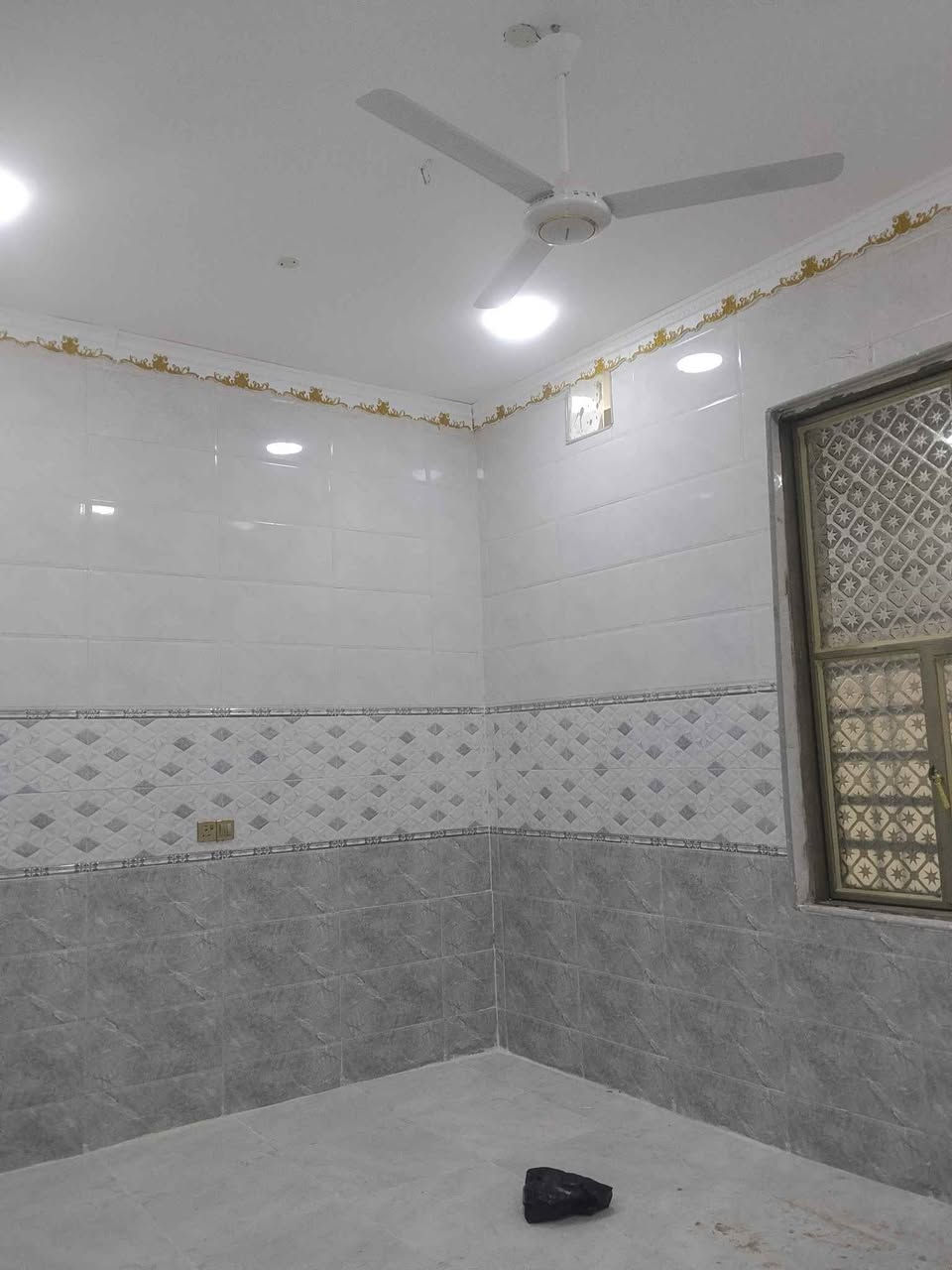 السلام عليكم مجمع سكني للبيع 6بيوت للبيع المساحه كل بيت 150م طابو زراعي عراقي العنوان بصره ابي الخصيب كوت ثويني الاتصال على الرقم التالي *********** البصرة, العراق

