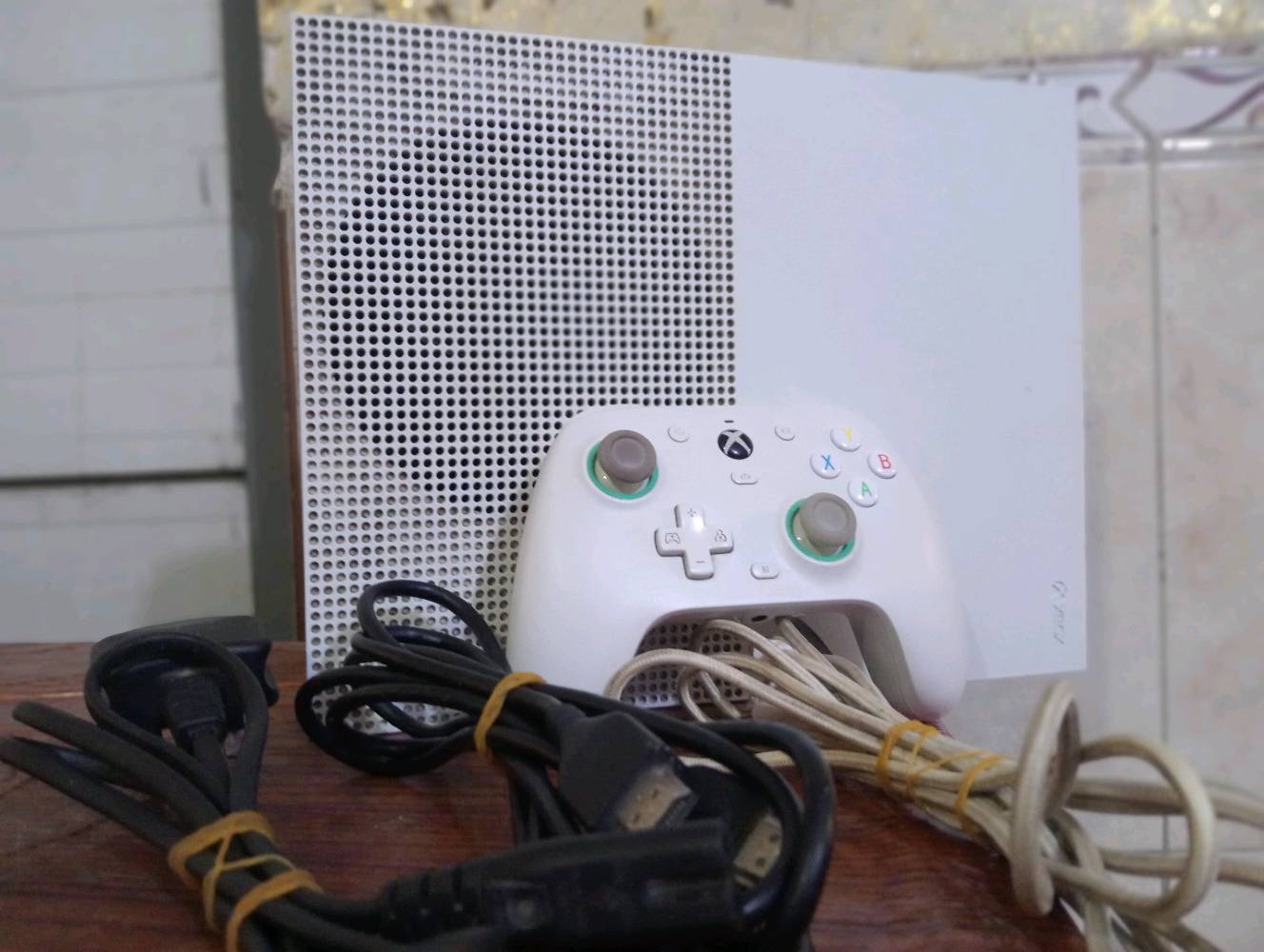 السلام عليكم جهاز اكس بوكس وان S ذاكره 1T
مع يده سير 
واير HDI و واير تشغيل و واير اليده 
مع كامل ملحقاته مخلص اشتراك كيم باص 
ما مفتوح نضافه 98% السعر 200 وبي مجال حك الجيه تواصل خاص العنوان بغداد حي ور ام الكبر والغزلان قرب تقاطع الكياره
