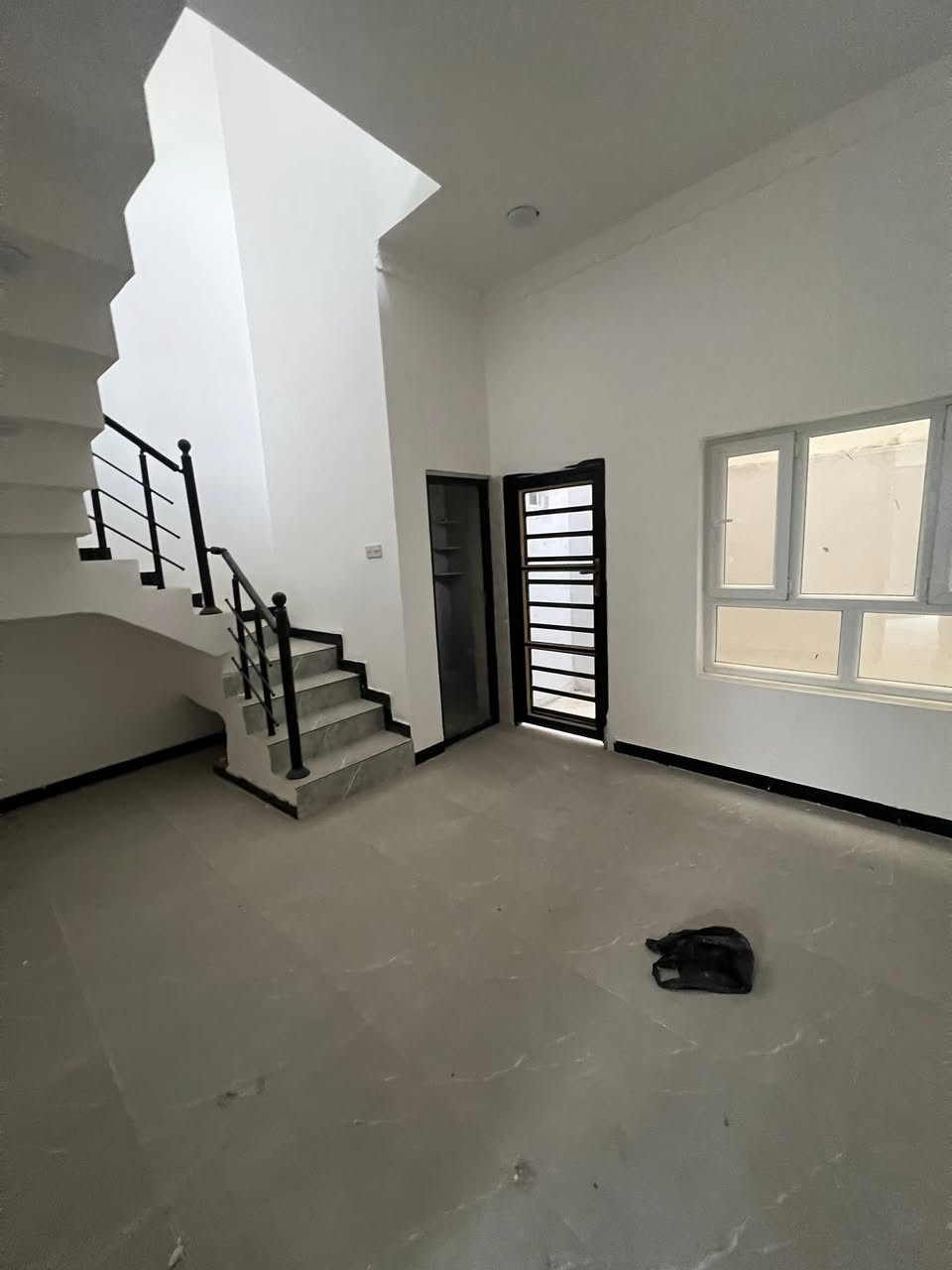 🏠دار سكن 🏠
__
⭕العنوان: طريق السنيه السياحي داخل مجمع توحيد
  ⭕قرب؛السكه القطار
⭕موقع مميز _
____
🌿زراعي سند25
🌿بناء حديث2026
🌿كونكريت مسلح 
🌿طابق واحد
🌿غير مسكون 

♦️المساحة 100م² 
♦️الواجهة  : 10متر
----------------
                     
تفاصيل الدار 🏠
___
🌿غرف نوم 💯
🌿صالة
🌿مطبخ 
🌿استقبال 
🌿مجمع صحي 
    
   #مكتب_صناع_المال_للعقار 
عنوان المكتب
الفرات شارع الصب قرب التسفيرات 
للاستفسار مراجعة المكتب اوالاتصال على الارقام 
***********
***********
