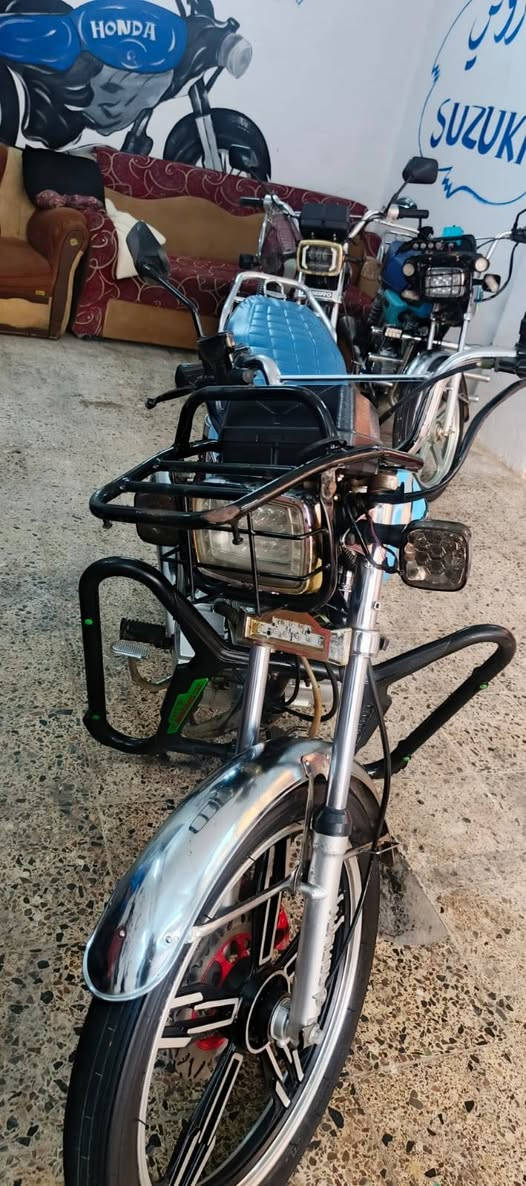 سلام عليكم ورحمة الله وبركاته 
دراجه للبيع سونك موديل2023محرك كير شرط 
محرك مفتوح مبدل ولفات شرط ع ايدي 
كهربائية كلها شغاله شرط 
نشاط فوللللل 
وياله عدله +تخم تاير جديد
بريك الكدام شغال 
دراجه ربع متصرف
يعوزه شغاله وحده ولي هيه خيال وبس ترايك وين معجبك 
مكاني بيجي 
ول مو شراي لا يتعبني 
الاستفسار 
ع هاذه الرقم ***********
