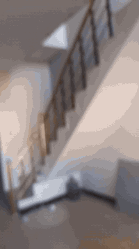 السلام عليكم ورحمة الله وبركاته 
بيت للبيع فقط 
البيت يتكون حسب وصف الفديومن طابق ارضي معزول تماما يتكون من غرفة نوم سويت حمام داخل الغرفه وحمام خارجي وصاله .مطبخ صغير
الطابق الثاني يتكون من شقه طابقين وحسب وصف الفديوطابق الشقه الأول عباره غرفه صاله حمام  
طابق الشقه الثاني غرفه عدد٢ صاله وحمام 
مع سطح
مساحة البيت ٤٠ متر أسهم مشاع واقع حال ٥٠ متر
ل 
صاحب الدار موجود 
رقم الهاتف
***********
***********
***********

بيع مستعجل
