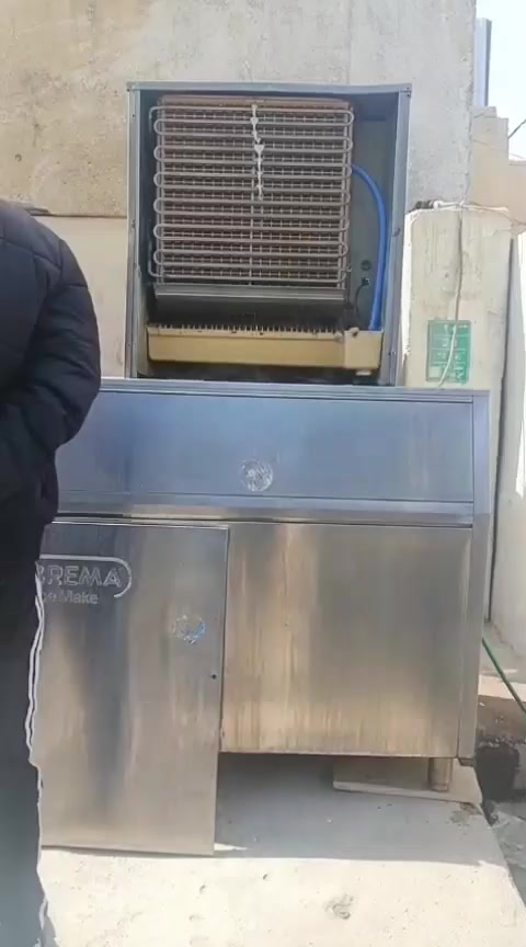 ايس ميكر ثلج 🧊 بلوري بريما  انتاج 500 كيلو باليوم kg  صنع ايطالي غنيه عن التعريف كلها شغاله ونظيفة خزانها يسع للواحد طن استل استيل عازل حرارة بسعر كلش مناسب مكاني بغداد للاستفسار مراسلة الصفحة او الاتصال + واتساب ***********
