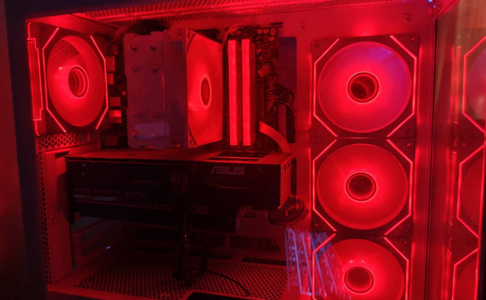 تجميعة سيت آب كاملة :
Ryzen 7 7700
RTX 5060 8GB asus prime 3 fan
GIGABYTE B850 D3HP
assassin x 120 white
XPG 32gb DDR5 6000mhz white
Case Sama V01 
SSD M.2 1t WD gen4 
FSP Hydro Pronze 600w

شاشة :
AOC 24GE 180Hz 0.5ms

يوبي آس :
Falcon UPS 1Kv

كيبورد مغناطيسي :
Attack shark X86 HE

ماوس خاص بالألعاب التنافسية :
Logitech G502 X 

ماوس باد أبيض ستايل ياباني ضد الماء و الأتربة

السعر :
2,800٫00 IQD

مكاني بغداد وهذا رقمي :
***********

و موجود التواصل على الخاص.
