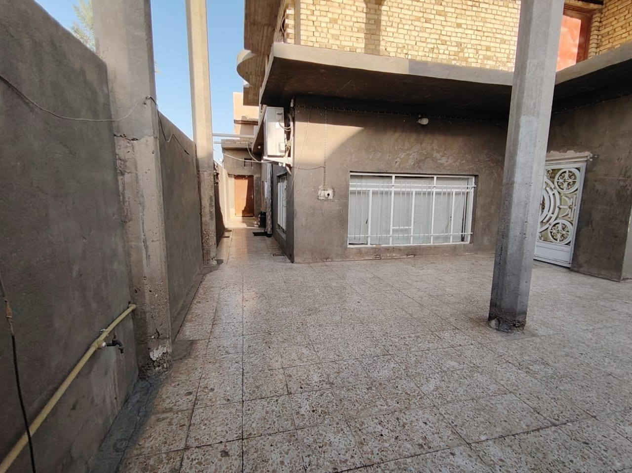 السلام عليكم بيت للبيع في حي العسكري قرب بيت ابراهيم العيلان ركن على شارعين المساحه 300 متر يتكون البيت غرف عدد 2 في الطابق الاول وصاله واستقبال ومطبخ ومدخل للصاله والاستقبال اما الطابق الثاني متكون من اريع غرف وصاله ومجمع صحيات للاستفسار الاتصال على الارقام التاليه
***********

***********

***********
