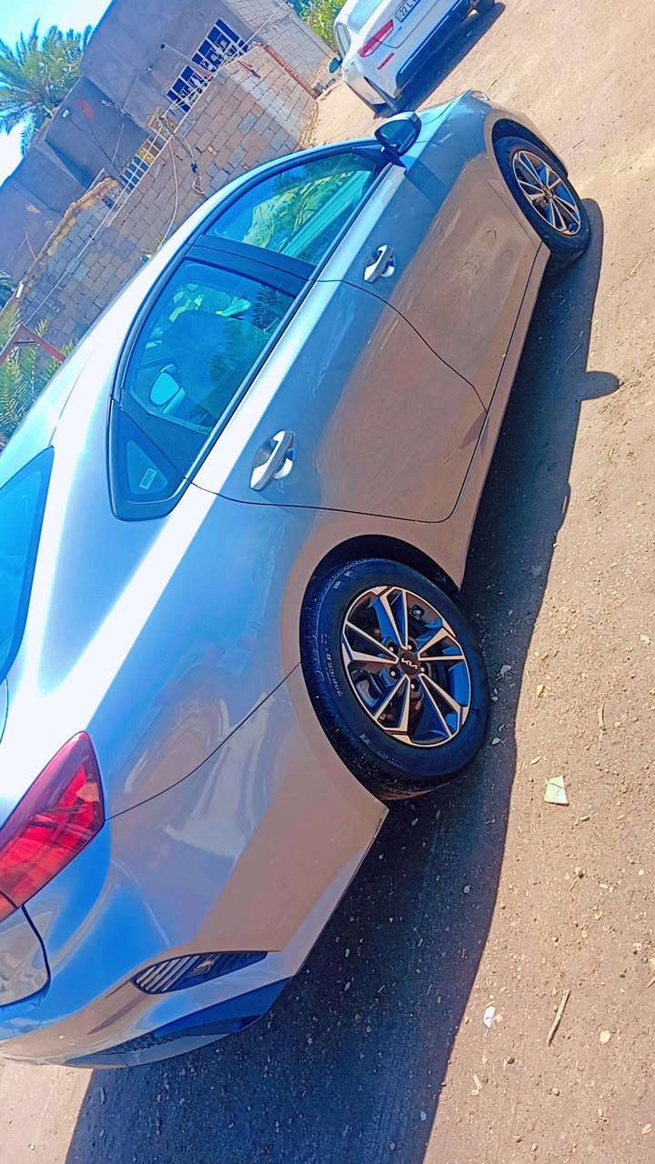 سلام عليكم كيه فورت امريكي 2024 دخول جديد بسمي مرقم شهداء حادث تبديل الأيت ودعاميه فقط والباقي مكفول من الفتح والتبديل والصبغ  من كلشي سياره ع وضع الشركه ماشيه 60 الف فقط سعر 145 بيه مجال بصيط ***********
