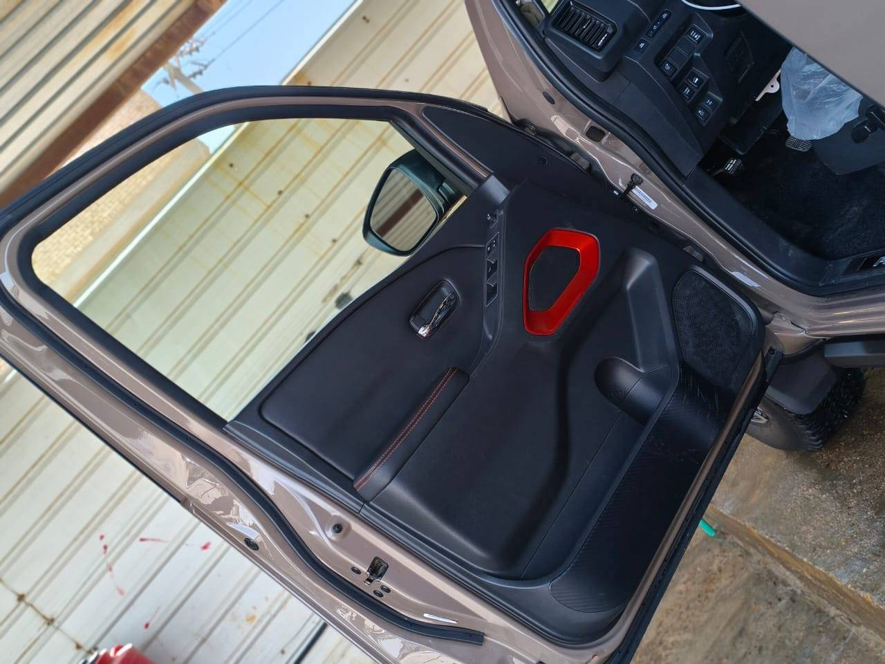 سلام عليكم نيسان فونتيرة موديل ٢٠٢٣
لون مميز خاكي 
حادثها بنيد صبغ وباب البدي بي بارد 
اعلى مواصفات برو فور اكس
بدي مغلف 
خمس  كامرات 
لايت زنون خمس عدسات 
شاشة كبيره 
ويل كب درجة اولى 
دوس ضوئية رادارات 
السيارة فور ويل 
شاحن واير لس موبايل 
السعر بدون لوحات ٢٤٢ تترقم اي محافظة 
الاتصال ***********
