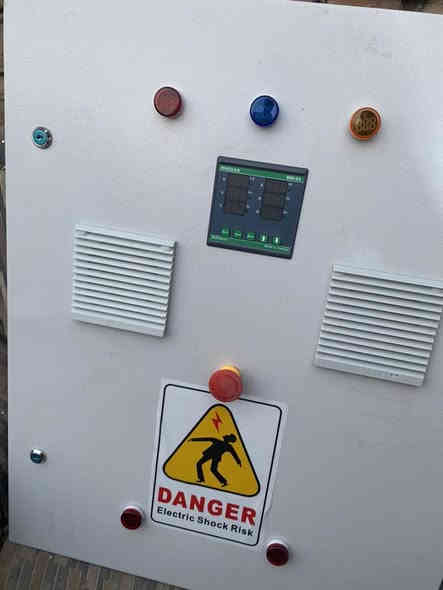 أمان بيتك يبدأ من تحويل كهرباء صحيح… جهاز ATS هو الحارس الكهربائي للبيت!

كثير حرائق تصير بسبب التحويل اليدوي بين الوطنية والمولدة… شرارة بسيطة، خطأ واحد، أو تشغيل المصدرين بنفس الوقت تكفي تسبب كارثة.
وهنا يجي دور جهاز السيطرة ATS.

🔒 ليش الـ ATS يعتبر أهم جهاز أمان بالبيت؟

✔️ تحويل بدون تماس
ماكو لمس للسويتج أو أسلاك → يعني ماكو شرارة ولا حرارة زايدة.

✔️ يمنع تشغيل الوطنية والمولدة سوا
وهذي أهم نقطة، لأن تشغيلهم بنفس الوقت يسبب تماس قوي ممكن يولّع اللوحة خلال ثواني.

✔️ فصل تلقائي عند الفولت الخطأ
إذا الوطنية نزل فولت أو صعد فجأة… الجهاز يفصل ويحمي البيت والأجهزة.

✔️ تحويل ناعم بدون صدمة كهربائية
ما يصير هزة كهرباء بالأجهزة مثل ما يصير بالتحويل اليدوي.

✔️ يشغّل ويطفّي المولدة بأمان
بدون لا تفتحين سويج ولا تتقربين من مصدر الخطر.

⸻

⚡ ليش الناس تختار كادر أبو رقية؟
 • ضبط وبرمجة صحيحة للـ ATS
 • مواد أصلية
 • شغل آمن بدون مخاطرة
 • خبرة قوية بالتأسيس والحماية الكهربائية

كادر أبو رقية…
مو بس شغل كهرباء، شغل أمان وحماية للبيت وللعائلة✅
لاستفسار اكثر:
واتساب. ***********@
