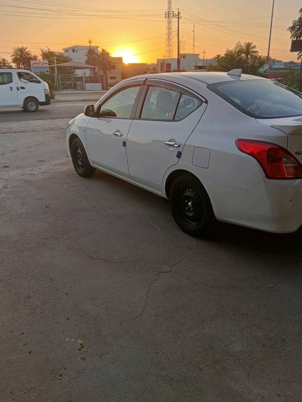 أبيع نيسان صني نظيفة ومرتبة، لون أبيض، من الداخل والخارج حالتها زينة ومثل ما مبين بالصور. السيارة بيها تظليلات/فرش داخلي مرتب، شاشة وسطية، وجنوط حديد سودة، وتصلح للاستخدام اليومي والتنقل. اللي يحب يفحصها أو يشوفها أهلاً وسهلاً.