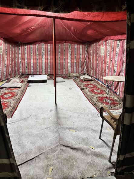 السلام عليكم 
خيمة قماش چادر ثخين دواخل مبطنه سقف مالها
الحجم 6*4 متر 
الخيمة مستخدمة 
السعر 275 الف وبيها مجال 
كاملة منصبه نضيفه كلش 
***********
