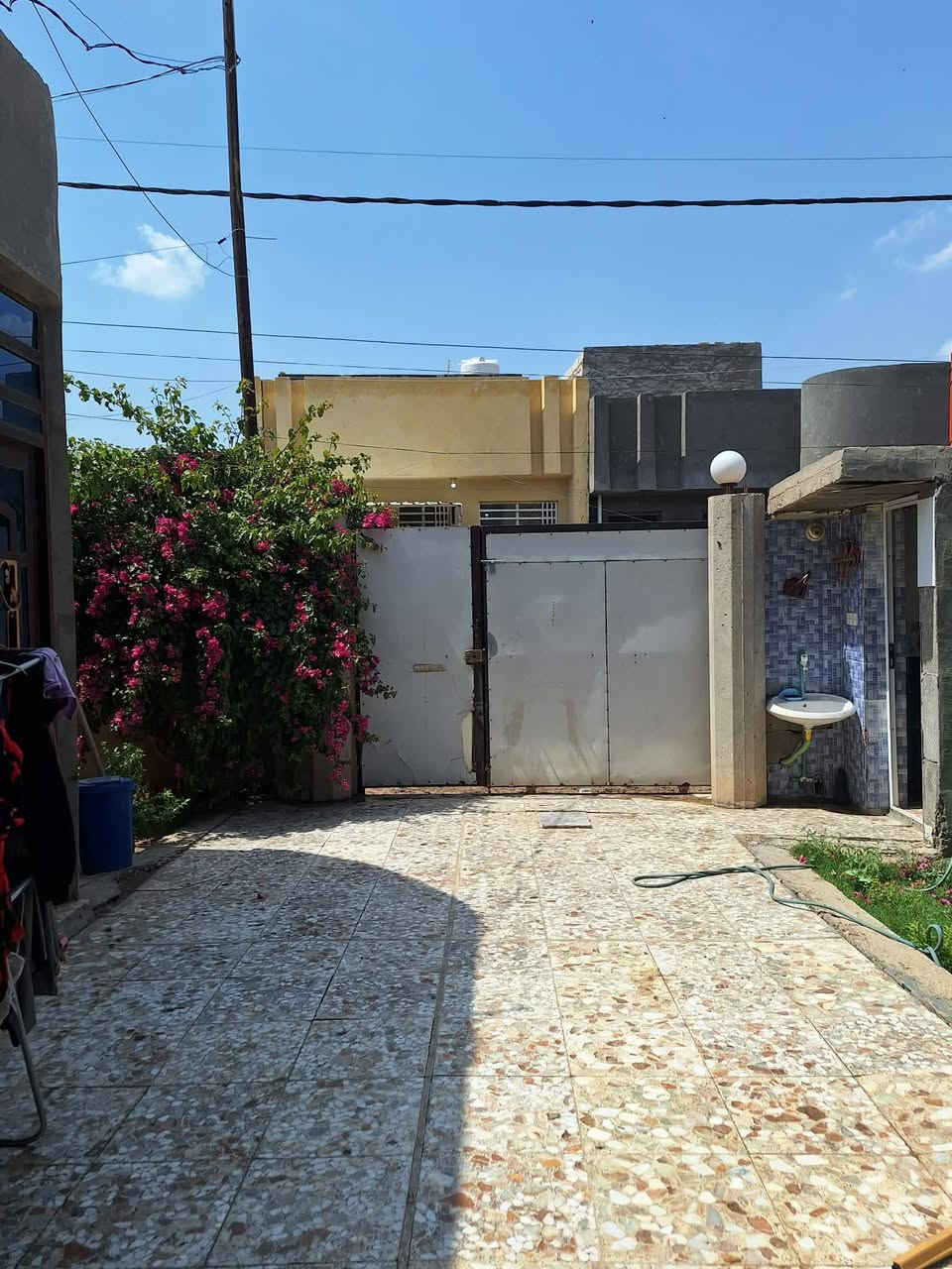​🏡 دار سكني مميز للبيع في أبي غرق 🏡
الموقع: بابل - ناحية أبي غرق / منطقة البو جعلول.

المساحة: 200 متر مربع. طابو زراعي وبيه مجال

​📌 تفاصيل وتصميم الدار:

​الغرف: يحتوي على غرفتي نوم (غرفة في الطابق الأول + غرفة في الطابق الثاني).

​الصالات: صالة داخلية واسعة + استقبال ضيوف.

​المرافق: مطبخ متكامل + مجمع صحيات (داخلي وخارجي).

​الملحقات الخارجية: حديقة منزلية + كراج سيارة واسع.

​📞 للمعلومات والاستفسار:

​للراغبين بالشراء أو لمزيد من التفاصيل، يرجى:

​مراسلة الصفحة الشخصية مباشرة.

​أو الاتصال على الرقم التالي: ***********
