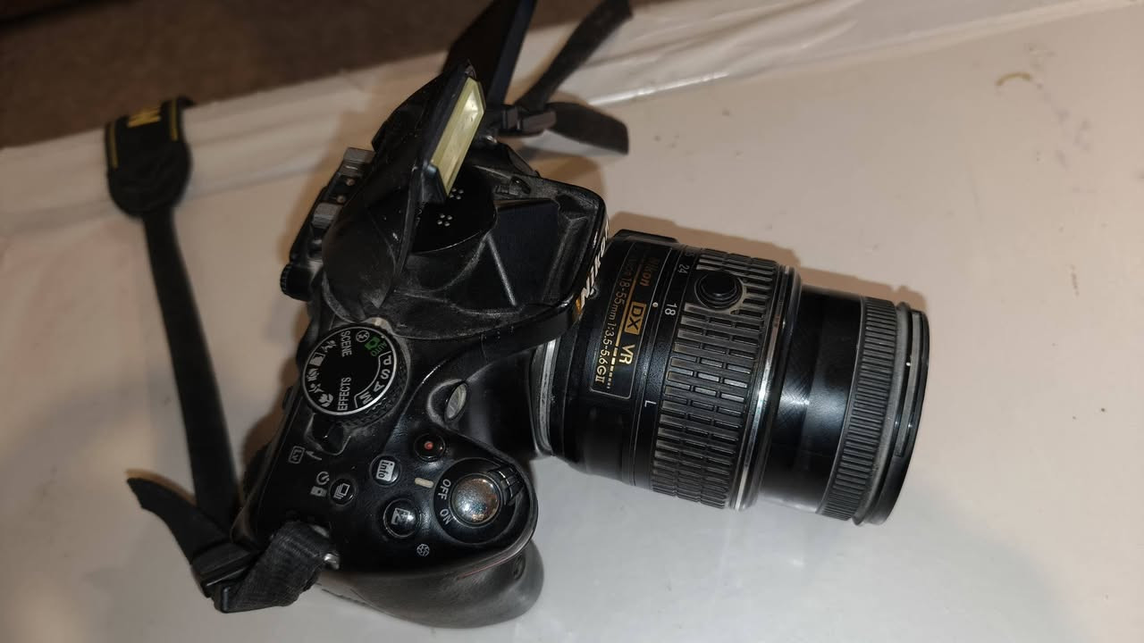 كاميرات للبيع 5200 عدسة 18/55 والثانية عدسة 55/200 السعر الواحدة 250000الف
***********
