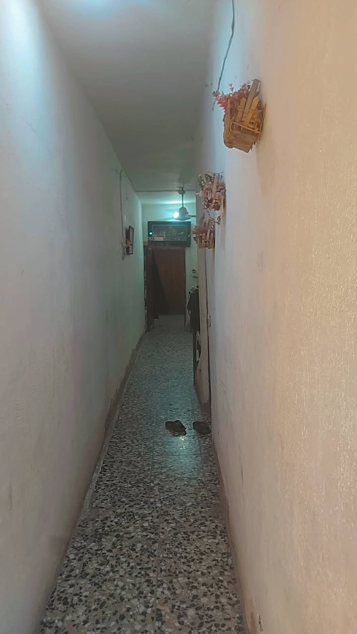 السلام عليكم بيت ١٠٠ متر طابق ونص بناء جديد يحتوي على استقبال وصالة وغرفة وغرفة فوك وصحيات متوفرة كافة الخدمات مي مجاري كهرباء مدارس مستوصف مستشفى تبليط مجاري متوفرة كل الخدمات بيع او مراوس في مساحة اكبر بالمدائن موقع البيت بغداد الكمالية ***********
