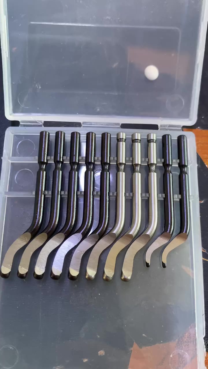 سلام عليكم.     اعلى سعر ابيع توصيل جميع المحافظات
المنتج هو أداة لإزالة الزوائد المعدنية (Deburring Tool)، تُستخدم لتنعيم حواف المعادن أو البلاستيك بعد القطع.
تتكون من مقبض معدني وشفرة حادة قابلة للاستبدال.
تأتي مع مجموعة شفرات متنوعة في علبة تخزين.
تعتبر أداة يدوية دقيقة للمشروعات الحرفية والصناعية.
السعر والمواصفات الدقيقة قد تختلف حسب الشركة


**إذا كنت صاحب هذا الإعلان وتريد حذفه لأي سبب، رجاءا أرسل رسالة إلى الدعم الفني**