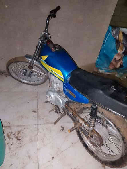 سلام عليكم دراجة جاهزة مديل 15 اوراق معمرة تعميره 23 محرك اصلي ابو الختم برغي 🔩 10 مفتوح ولفات السعر400 بيه مجال للشراي مكاني قضاء النصر رقم 📱 ***********
