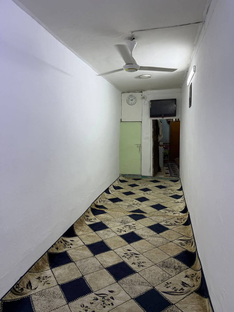 السلام عليكم بيت للبيع الاورفلي مساحة 81 خلفية العرض مترتين نوب عرض 7امتار
يحتوي البيت على حوش طولة 6 امتار وعرضة مترتين

واستقبال وغرفة نوم ومطبخ وصحيات وغرفة نوم فوك وملحقات السعر 95 وبي مجال 

***********
