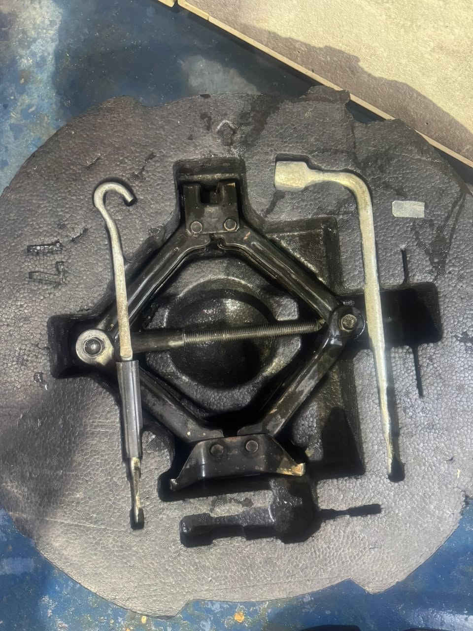 ويل 20     زوج  سعره 100 الف 
قبق مكينه 5700سعره  50الف
جك كامل اصلي  سعره 75 الف 
سبير جارجر سعره 50
وسطيات صالنصا سعره 50
الاستفسار ***********
