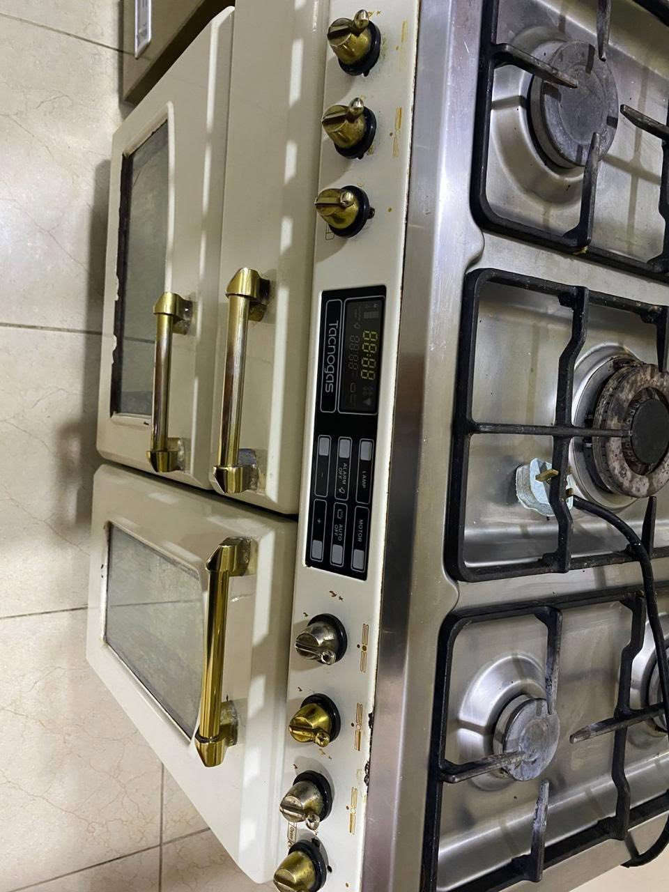 طباخ ايطالي بي مايكرو وفرن غازي وفرن كهربائي وسفت حمايه
سفت الحماية الي هو اذا فار الجدر او القوري وكع على الطباخ الغاز يفصل مو يضل يسرب وعيبه الوحيد رايح لونه شوية اما هو شغال كلة وكهربائياته كاملة مكملة🩷
السعر 300 
***********
