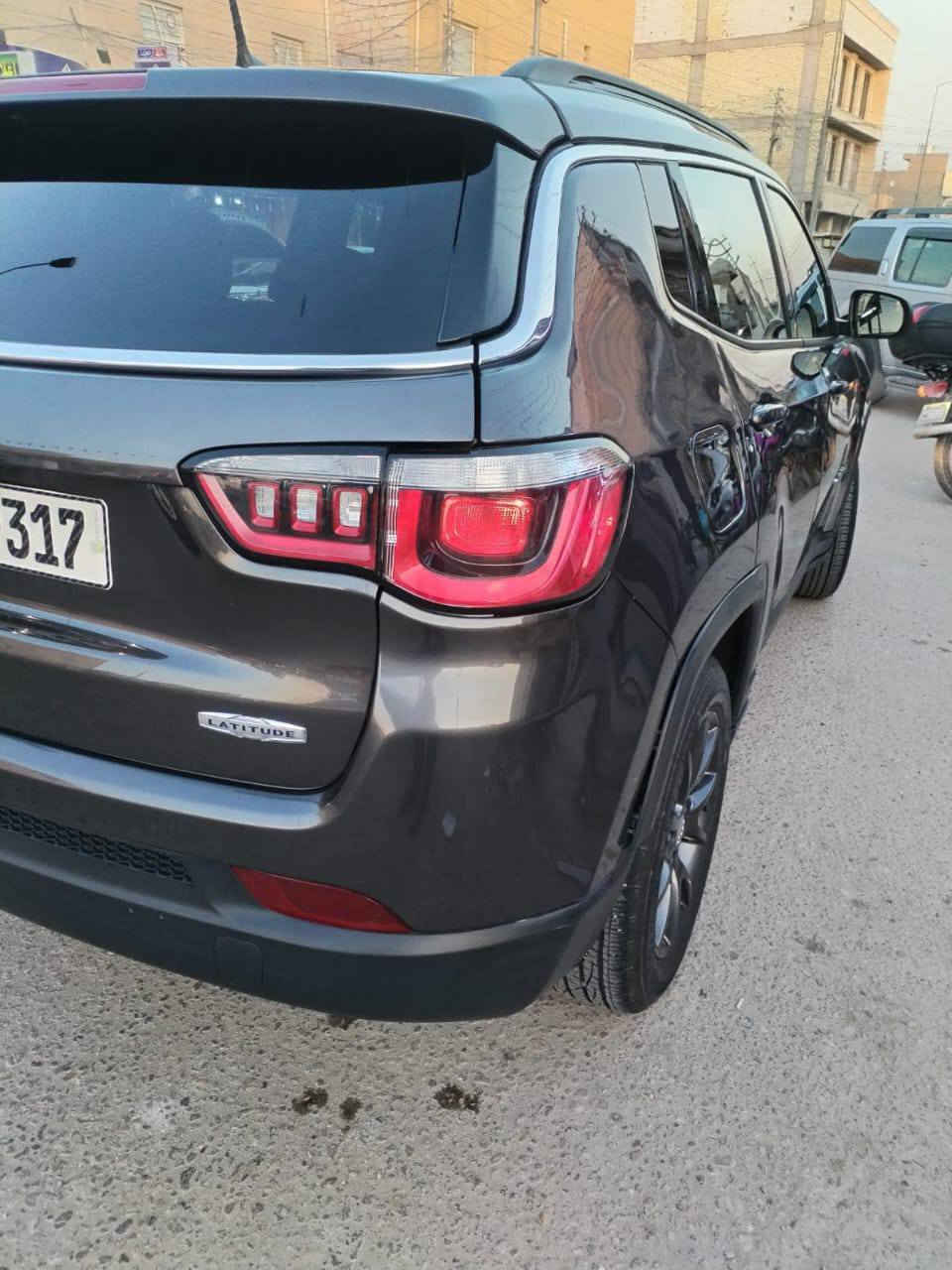 سيارة SUV مدمجة بتصميم عصري، أداء قوي، متكاملة، جيب كومباس لاتيتيود 2023. السيارة وارد أمريكا، وتم تصليحها باحتراف وهي الآن بحالة ممتازة وجاهزة للاستخدام.

⸻

 المواصفات العامة:
 • الموديل: جيب كومباس لاتيتيود (Latitude)
 • السنة: 2023
 • اللون: رمادي معدني (Metallic Gray)
 • بلد المنشأ: وارد أمريكا
 • المسافة المقطوعة: 56000 كم)
 • الحالة: تم تصليحها بالكامل بعد حادث، وتم ترخيصها وتسجيلها في العراق

⸻

 الأداء والمحرك:
 • المحرك: 2.4 لتر، 4 سلندر Tigershark MultiAir 2
 • القوة الحصانية: 180 حصان
 • ناقل الحركة: أوتوماتيكي بـ 9 سرعات
 • نظام الدفع: دفع رباعي (4X4)
 • استهلاك الوقود: اقتصادي، ما بين 7.8 - 9.5 لتر لكل 100 كم

⸻

 التصميم الخارجي:
 • شبك جيب الأيقوني بسبع فتحات مع لمسات كرومية
 • مصابيح أمامية وخلفية LED بالكامل مع إضاءة نهارية DRL
 • عجلات رياضية سوداء قياس 18 إنش
 • سقف بانورامي متوفر في بعض الفئات
 • باب خلفي لسهولة التحميل

⸻

 الداخلية والراحة:
 • عدد المقاعد: 5 مقاعد بتصميم مريح
 • الخامة: مقاعد جلدية فاخرة
 • المقاعد الأمامية: قابلة للتعديل كهربائيًا بـ 8 وضعيات
 • التدفئة: المقاعد الأمامية مزودة بـ خاصية التدفئة
 • التكييف: نظام تحكم بالمناخ ثنائي المناطق
 • نظام المعلومات والترفيه:
 • شاشة لمس 10.1 إنش
 • Apple CarPlay و Android Auto
 • نظام صوتي فاخر
 • منافذ USB-A و USB-C في الأمام والخلف
 • كاميرا رؤية خلفية مع حساسات

⸻

 أنظمة الأمان والمساعدة:

 نظام الكبح التلقائي في حالات الطوارئ
 مساعد البقاء في المسار
 تنبيه النقطة العمياء
 مثبت سرعة متكيف مع ميزة التوقف والانطلاق
 حساسات أمامية وخلفية لصف السيارة
 نظام مراقبة ضغط الإطارات

⸻

   

 مكان السياره كربلاء ***********
