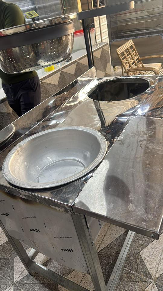 السلام عليكم
شواية دجاج ٤ شمعات و ٨ شيش جديدة وما مشتغلة 
قلاية ٢ عين جديدة وما مستعملة ابد 

الغراض ما مستعملهن وجديدات 
ابيعهن سوة ٨٠٠ الف مكان حي الخضراء 

***********
