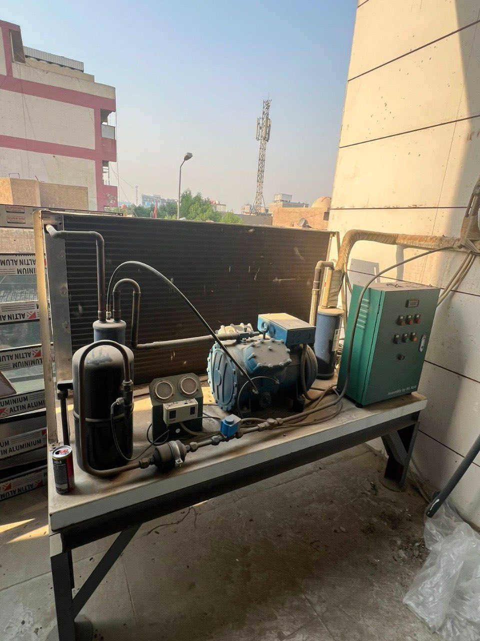 للبيع بسعر مناسب جداً 

جهاز براد ايطالي 12 طن 3 مروحه 
سندويج 10 ملم ضد الحريق 
الطول 13.5 متر 
العرض 3.6 متر 
مقطوع غرفتين مع انابيب جاهزه 
مكون 2 باب قاصه 
مستخدم شهر ونص فقط
انابيب روطه عدل بدون تحريم تقريباً كل انبوب طوله 25 متر
استخدام قليل جداً نضافة 100%

لمعرفة التفاصيل الاتصال على ***********
